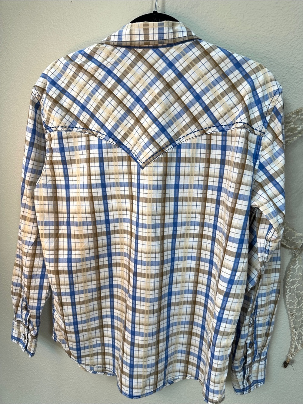 Blue, tan, and white plaid western button up shirt with detail stitching - Picture 4 of 8